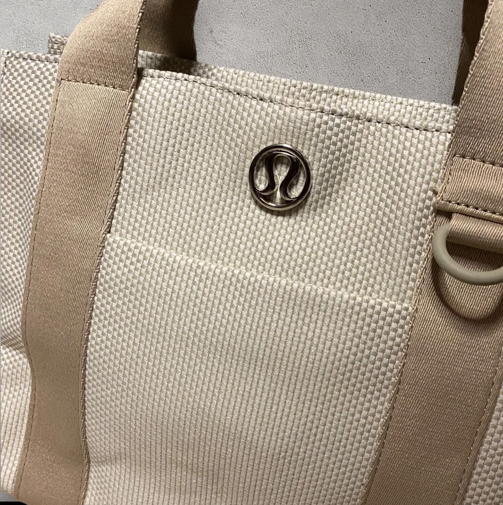 Lululemon two tone canvas tote bag mini 4.5L - Picture 7 of 10